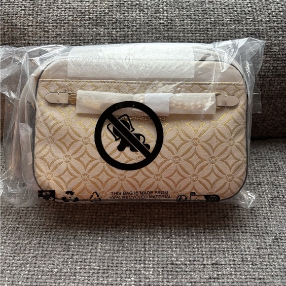 BNWT Authentic Michael Kors Crossbody Bag store purchased NOT outlet ! - Picture 5 of 10